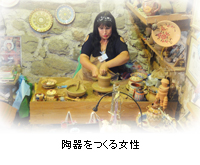 陶器をつくる女性